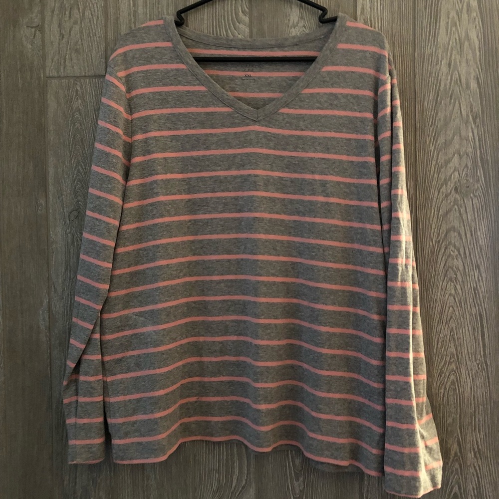 ⭐️⭐️⭐️Croft and Barrow- Women’s striped V Neck⭐️⭐️